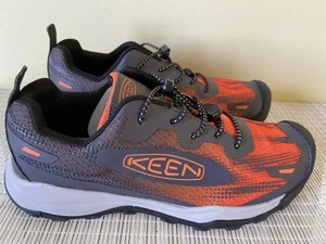 KEEN Kids Wanduro Low Shoes Youth Size 3 Waterproof Magnet/Scarlet Ibis - Picture 1 of 7