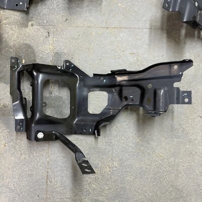20-22 GMC Sierra 2500-3500 HD, Front LH Outer Bumper Bracket, OEM, GM #84694271 - Imagem 1 de 4