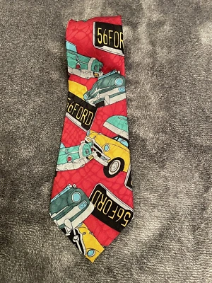 Ford Motor Co. Corbata de seda roja con 56 coche Ford y patrón de matrícula  Foto 1 de 4