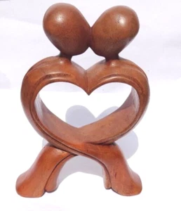 Heartfelt Harmony: Estatua de madera indonesia tallada a mano regalo romántico de aniversario - Imagen 1 de 4