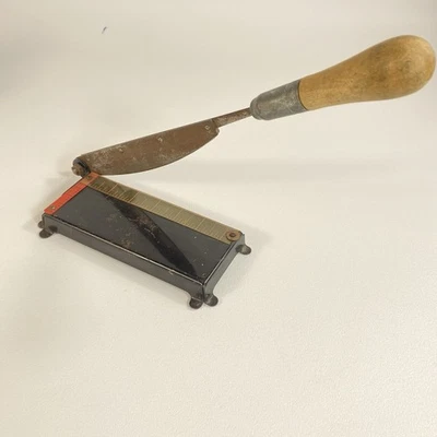 Mini recortadora de guillotina de papel vintage hecha en Alemania mango de madera y base de metal Foto 1 de 4