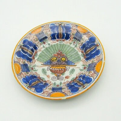 Delft ou Nord de la France. Assiette creuse en faïence décor coupe fleurie, XIXe - Photo 1/4