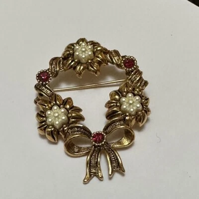 签名雅芳金色花圈人造珍珠花水钻圣诞胸针 — 第 1/4 张图片
