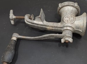 Vintage 1940s Griswold 450 No. 1 Cast Iron Wood Handle Meat Grinder