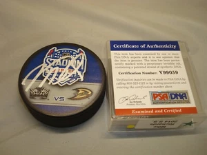 Mike Richards Signed Kings 2014 Stadium Series Hockey Puck Auto. PSA/DNA COA 1A - Picture 1 of 3