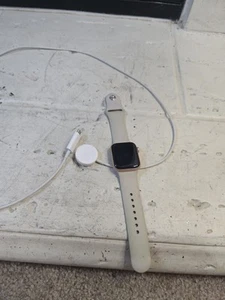 SOLO PARA REPUESTOS-Apple Watch SE (2ª Gen) -40mm- LEER - Imagen 1 de 10