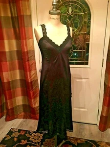 BEAUTIFUL VINTAGE BLACK SLIP WITH LACE TRIM SIDE SLIT - Picture 1 of 4