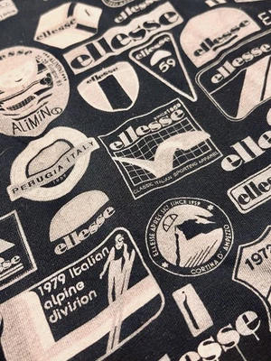 Camiseta para hombre Ellesse negra talla grande monograma patrón frontal trasero manga corta Foto 1 de 4