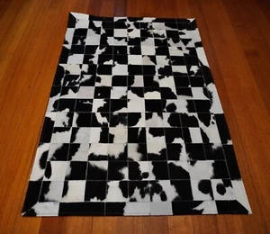Fresh as a Daisy A Black and White 1.0 metre x 1.5 metre Patchwork Cowhide Rug - Bild 1 von 10