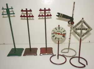LIONEL? O-GAUGE 6 ASSORTED SIGNS 3 TELEPHONE POLES, 1 CLOCK, 1 SEMAPHORE, 1 SIGN - Picture 1 of 6