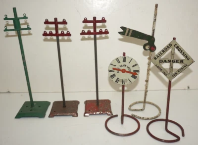 LIONEL? O-GAUGE 6 ASSORTED SIGNS 3 TELEPHONE POLES, 1 CLOCK, 1 SEMAPHORE, 1 SIGN - Image 1 of 4