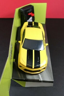 Chevrolet Camaro SS 2016 amarillo Maisto Tech R/C 1:24 8" Street Series con control Foto 1 de 3