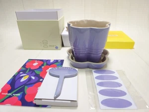 Le Creuset Steingut Übertopf und Etikettenstab Fleur Set Pastell Lila UNBENUTZT - Bild 1 von 17