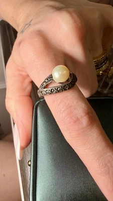 Шикарное кольцо в винтажном стиле с жемчужными и хрустальными акцентами - Изображение 1 из 4