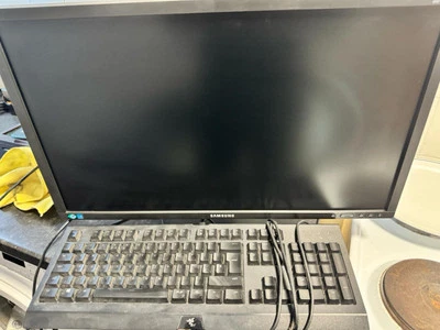 Samsung monitor and Razer keyboard - Image 1 of 3