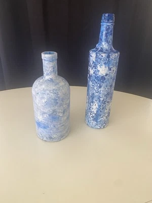 Ручная роспись синие стеклянные бутылки — декоративные вазы или переработанное искусство, набор из 2 - Изображение 1 из 3