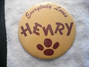 UB- EVERYONE LOVES HENRY (IMPRESIÓN DE PATAS) PIN DE PIE (6" DE ANCHO) #43471 - Imagen 1 de 10