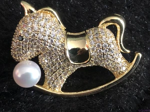Broche broche prendedor perla natural de agua dulce un lindo caballo vintage - Imagen 1 de 5