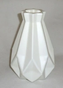 :: Vase à fleurs en plastique blanc 8" de haut léger :: - Photo 1/2