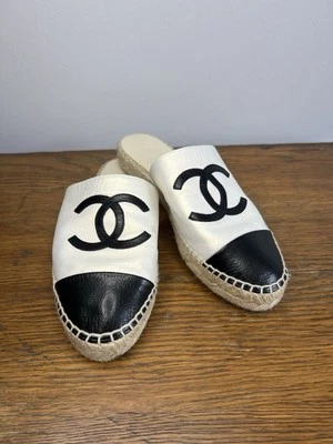 CHANEL tamanho 36 • CC Mule Alpargatas Couro Creme Iridescente Slides - Imagem 1 de 4