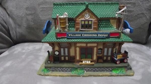 2009 Lemax Village Crossing Depot beleuchtetes Porzellangebäude Weihnachten - Bild 1 von 12