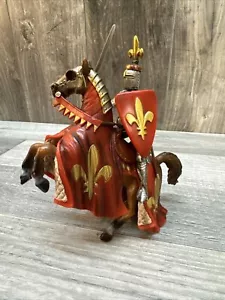 Schleich Knight Chevalier Horse Red Gold Fleur de Lis Caparison EUC - Picture 1 of 11