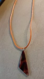 1 Halskette-Kordelkette-orange-Anhänger-Dreieck-NEU/UNGETRAGEN-Modeschmuck - Bild 1 von 1
