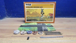 TYCO HO Scale Operating Crossing "NO Gate"  BOXED OTHER PARTS  624377 - Picture 1 of 3