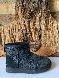 UGG Classic Mini Sparkle Graffiti Damen Stiefel Schwarz 1107034 Größe 7 - Bild 1 von 10