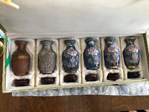 Vintage chinesische Cloisonne Verkäufer Musterset 7 Stück plus Holzsockel im Koffer - Bild 1 von 12