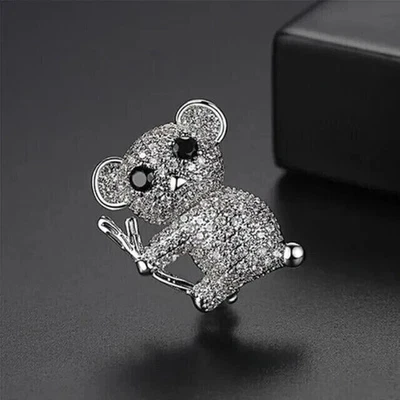 Precioso broche panda racimo redondo diamante simulado chapado en oro blanco de 14K Foto 1 de 4