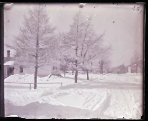 EIN ANTIKES GLASNEGATIV ANFANG 1900, NEWPORT, ME, "SCHNEE & GEBÄUDE SZENE" #2 - Bild 1 von 2