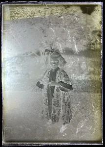 ANTIGUA PLACA DE VIDRIO FOTO NEGATIVO Imagen de una niña usando kimono Talla 19 - Imagen 1 de 2