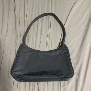 Bolso de hombro de nailon gris PRADA de Japón - Imagen 1 de 6