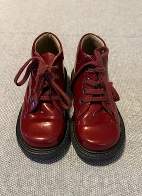 Botas de charol rojo ELEFONTEN para niños pequeños. Talla UE 24 US 8. Usado en excelente estado. Foto 1 de 4