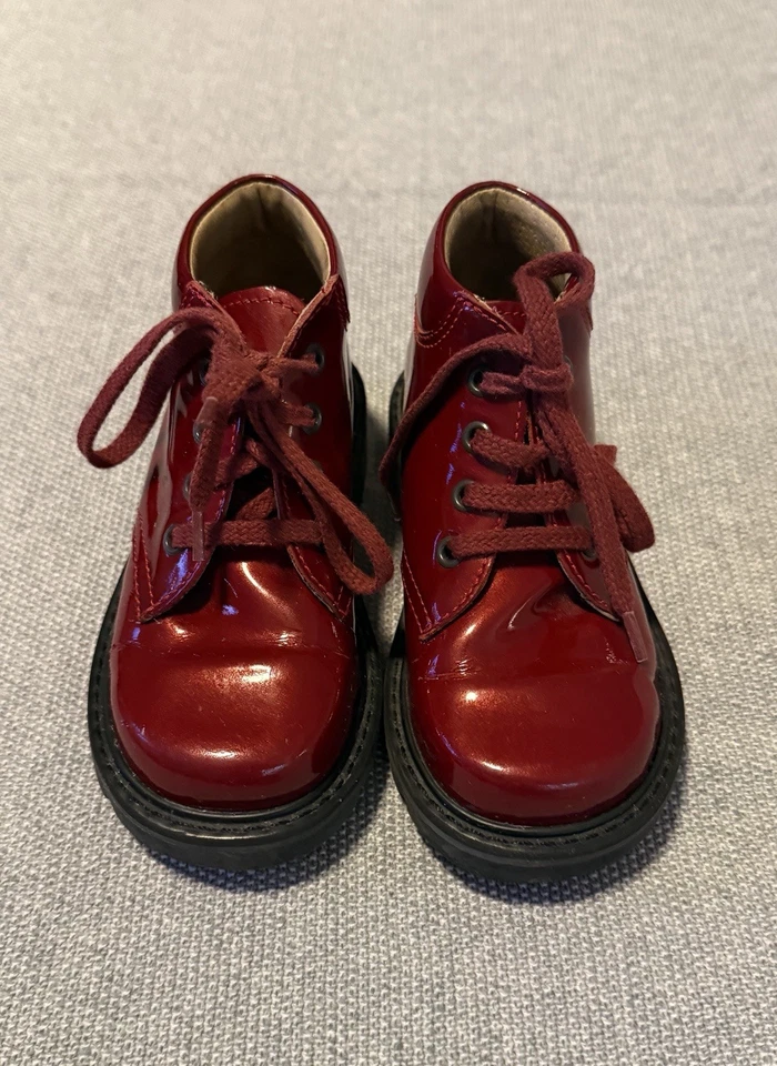 Botas de charol rojo ELEFONTEN para niños pequeños. Talla UE 24 US 8. Usado en excelente estado. Foto 1 de 4