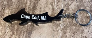 CAPE COD, MA PESCE SQUALO NERO METALLO APRIBOTTIGLIE PORTACHIAVI - Foto 1 di 3