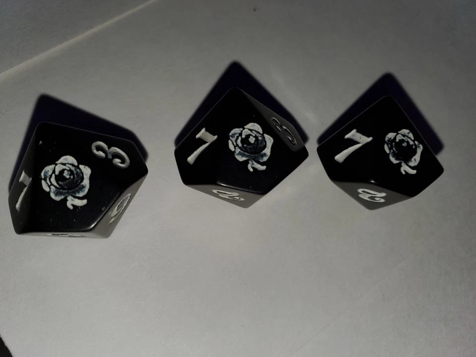 Raro Dados Chessex Vampiro La Mascarada d10 x3 Fuera de Uso D&D RPG Negro con Rosa Blanca Foto 1 de 4