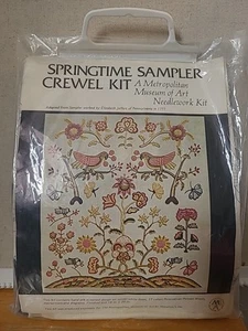 Kit campionatore ricamo crewel Metropolitan Museum of Art vintage 18 x 20" mai usato - Foto 1 di 5