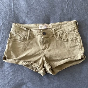 Hollister Shorts Women’s Size 5 Short Low-Rise Stretch Chino Khaki Preppy Beige - Picture 1 of 12