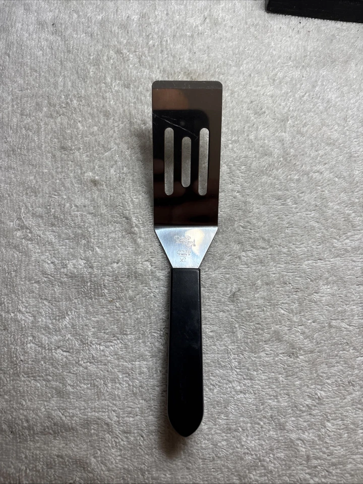 Pampered Chef Mini Serving Spatula - Image 1 of 4