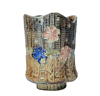 Jarrón dimensional con soporte para flores de arcilla arte cerámica de estudio mediados de siglo 8,5 Foto 1 de 4