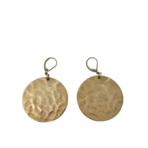 Orecchini rotondi firmati KC martellati tono oro opaco orecchini traforati a leva - Foto 1 di 7