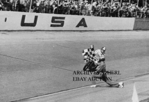 Yamaha factory racer Giacomo Agostini winning 1974 Daytona 200 motorcycle photo - Picture 1 of 1