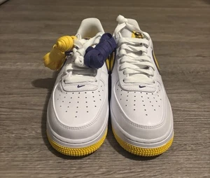 Men’s Size 7.5 - Nike Kobe Bryant x Air Force 1 Retro Low Lakers Home - Picture 1 of 5