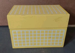 Caja de recetas de metal vintage Bryan Oh EE. UU. 5x3x4 divisores de alfabeto amarillo blanco - Imagen 1 de 8