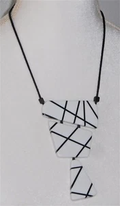 Collar Colgante Sobral Street Lapa Blanco y Negro Cuentas Geométricas Hecho por Artista - Imagen 1 de 7