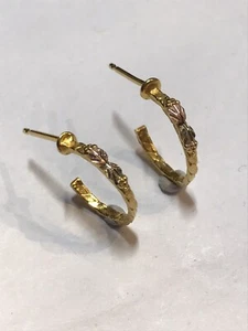 Pendientes de aro pequeño de 13 mm de oro amarillo de 10 K punto hojas tricolor de 1,2 gramos - Imagen 1 de 8