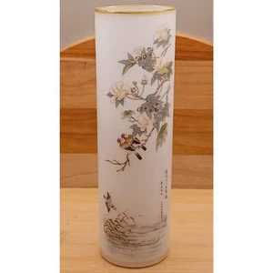Japanese White Satin Glass Birds Flowers Yellow Blue Green Cylinder Vase - Afbeelding 1 van 9