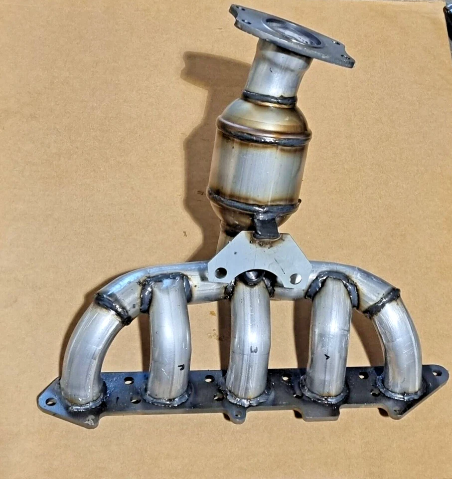 FITS : 2001 - 2005 VOLVO V70 2.4L NON TURBO Front Manifold Catalytic Converter - Image 1 of 1